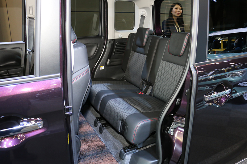 シートアンダーボックスの下にマイルドハイブリッド用のリチウムイオンバッテリーが置かれている