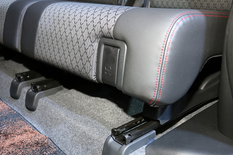 リアシートは座面下側にあるレバーで前後に210mmスライド