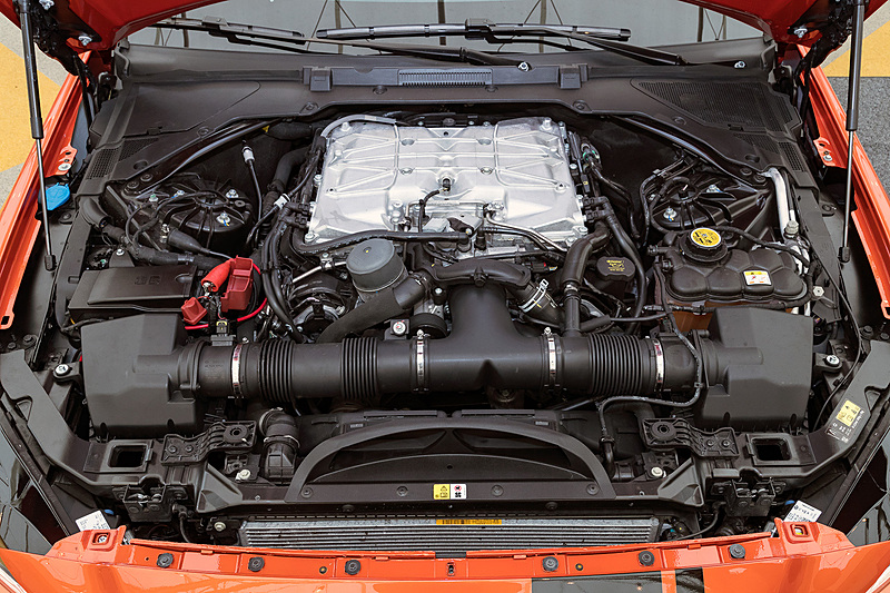 XE SV PROJECT 8が搭載するV型8気筒DOHC 5.0リッタースーパーチャージドエンジンは最高出力600PS/6500rpm、最大トルク700Nm/3500rpmを発生。ベースのXEではV8エンジンのラインアップはなく、エンジンルームいっぱいに搭載されているのが印象的