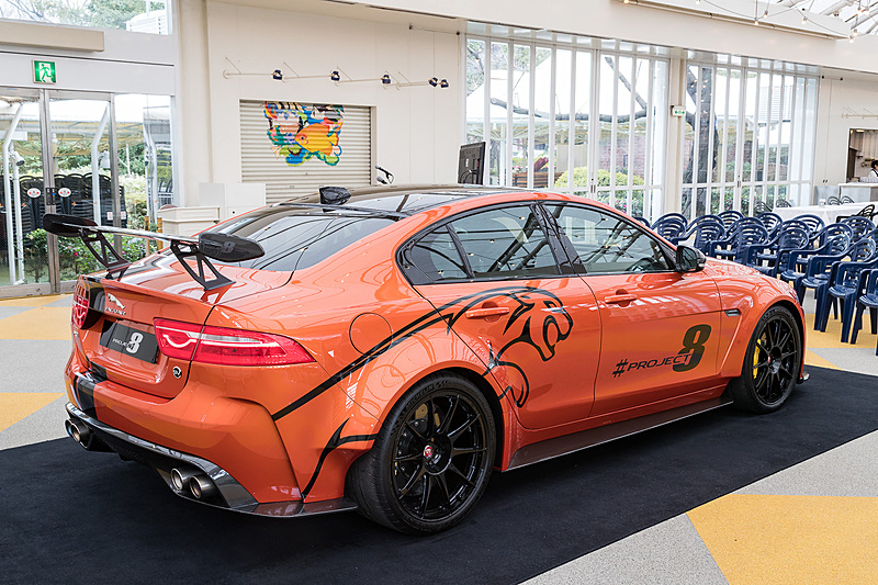 XE SV PROJECT 8のエクステリアでは深いフロントスプリッター、リアディフューザー、大型リアウィングなどによって空力性能を向上するとともに、カーボンファイバーパーツをフロント＆リアバンパーなどに用いて軽量化を図っている。ちなみに車両メンテナンスは正規ディーラーで行なっていくとしており、各ディーラーで準備を進めているところという