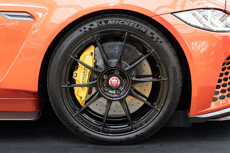 前後ともO.Z RACINGの鍛造アロイホイールを装着。タイヤはミシュラン「パイロットスポーツ カップ 2」（フロント265/35 ZR20、リア305/30 ZR20）を組み合わせる。ブレーキシステムはフロントに6ピストンキャリパーと400mm径のカーボンセラミックブレーキディスクを、リアにシングルピストンキャリパーと396mm径のカーボンセラミックブレーキディスクを採用