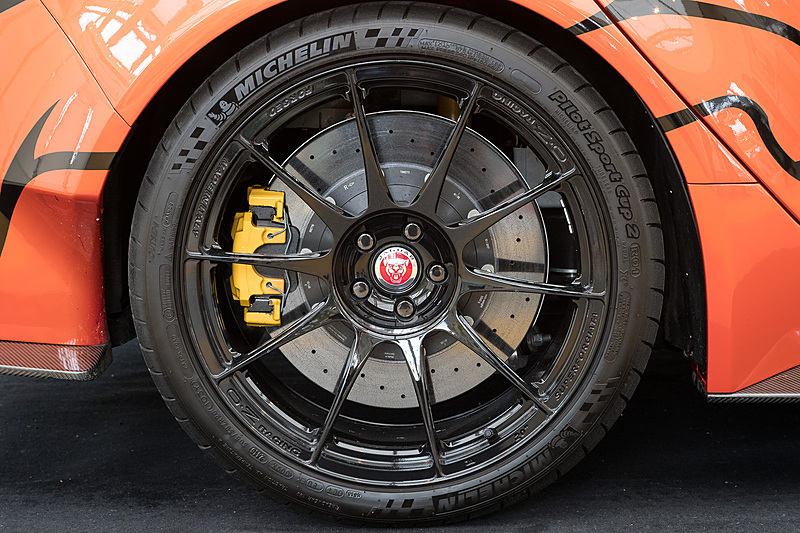 前後ともO.Z RACINGの鍛造アロイホイールを装着。タイヤはミシュラン「パイロットスポーツ カップ 2」（フロント265/35 ZR20、リア305/30 ZR20）を組み合わせる。ブレーキシステムはフロントに6ピストンキャリパーと400mm径のカーボンセラミックブレーキディスクを、リアにシングルピストンキャリパーと396mm径のカーボンセラミックブレーキディスクを採用