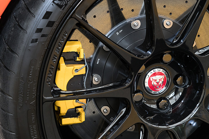 前後ともO.Z RACINGの鍛造アロイホイールを装着。タイヤはミシュラン「パイロットスポーツ カップ 2」（フロント265/35 ZR20、リア305/30 ZR20）を組み合わせる。ブレーキシステムはフロントに6ピストンキャリパーと400mm径のカーボンセラミックブレーキディスクを、リアにシングルピストンキャリパーと396mm径のカーボンセラミックブレーキディスクを採用