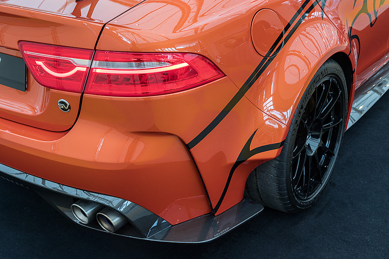 XE SV PROJECT 8のエクステリアでは深いフロントスプリッター、リアディフューザー、大型リアウィングなどによって空力性能を向上するとともに、カーボンファイバーパーツをフロント＆リアバンパーなどに用いて軽量化を図っている。ちなみに車両メンテナンスは正規ディーラーで行なっていくとしており、各ディーラーで準備を進めているところという