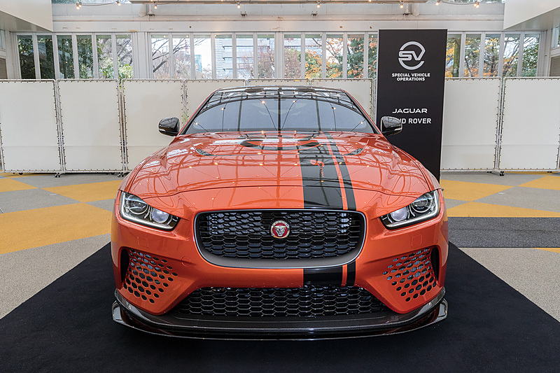 XE SV PROJECT 8のエクステリアでは深いフロントスプリッター、リアディフューザー、大型リアウィングなどによって空力性能を向上するとともに、カーボンファイバーパーツをフロント＆リアバンパーなどに用いて軽量化を図っている。ちなみに車両メンテナンスは正規ディーラーで行なっていくとしており、各ディーラーで準備を進めているところという