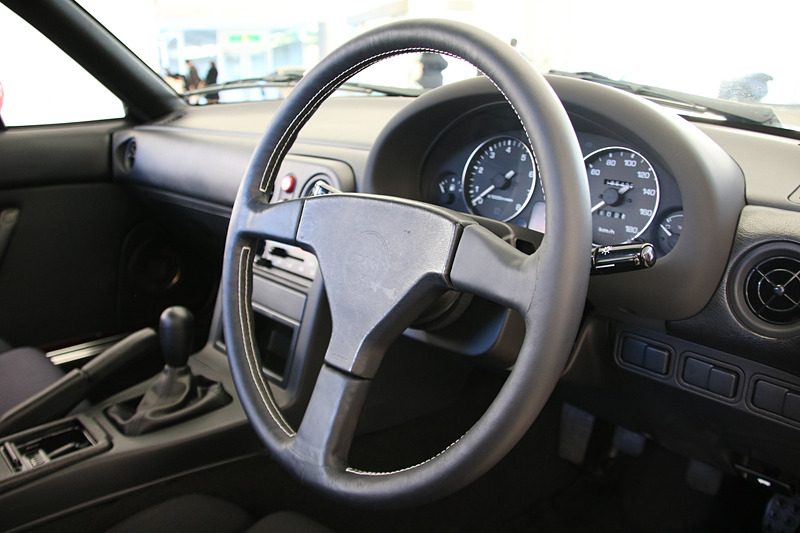 ステアリングホイールの表皮も新しくなっており、スレやテカリは皆無