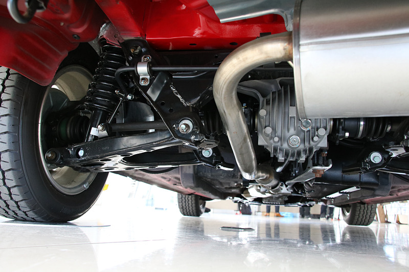 下まわりも新しくなる。ブッシュ類だけでなくサスペンションの大部分が交換され、黒光りしている