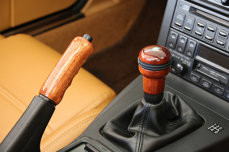 サイドブレーキレバーとともに輝いている