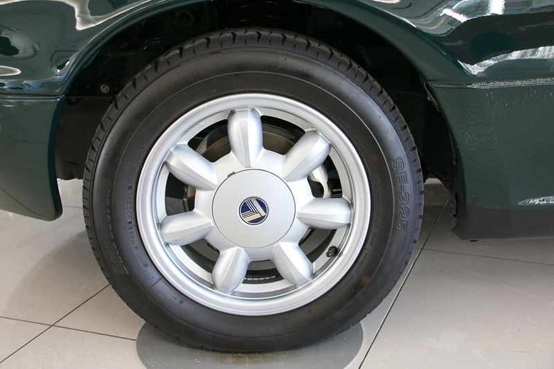 復刻したブリヂストン「SF-325」185/60 R14のタイヤ。ホイールも復刻した新しいものを装着。タイヤとセットでオプションメニューとなっている