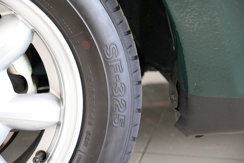 復刻したブリヂストン「SF-325」185/60 R14のタイヤ。ホイールも復刻した新しいものを装着。タイヤとセットでオプションメニューとなっている