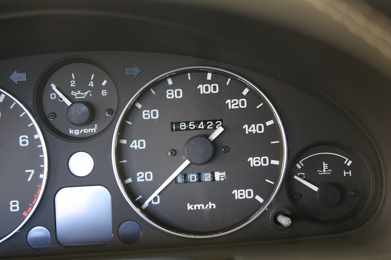 クラシックレッドのロードスターの走行距離は18万5422km