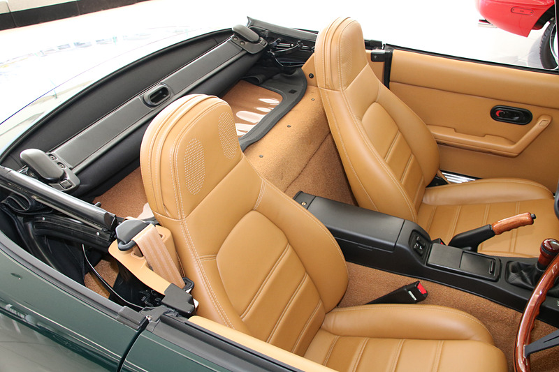 タンの内装もきれいさを取り戻している