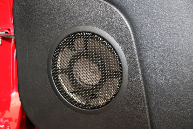 スピーカーも同じものは復刻できなかったという