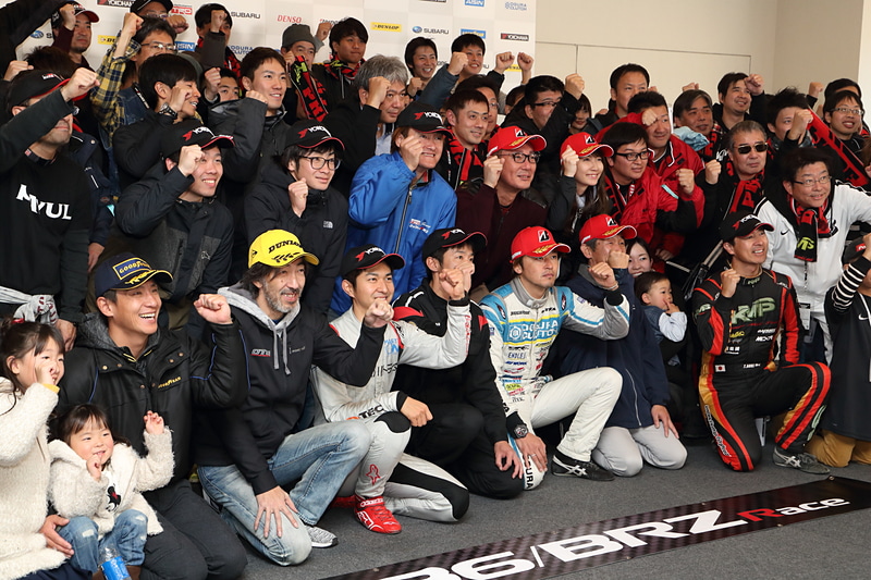 表彰式後の記念撮影。来期のことは何も決まってはいないが、またこの場に戻って来られるように努力したい