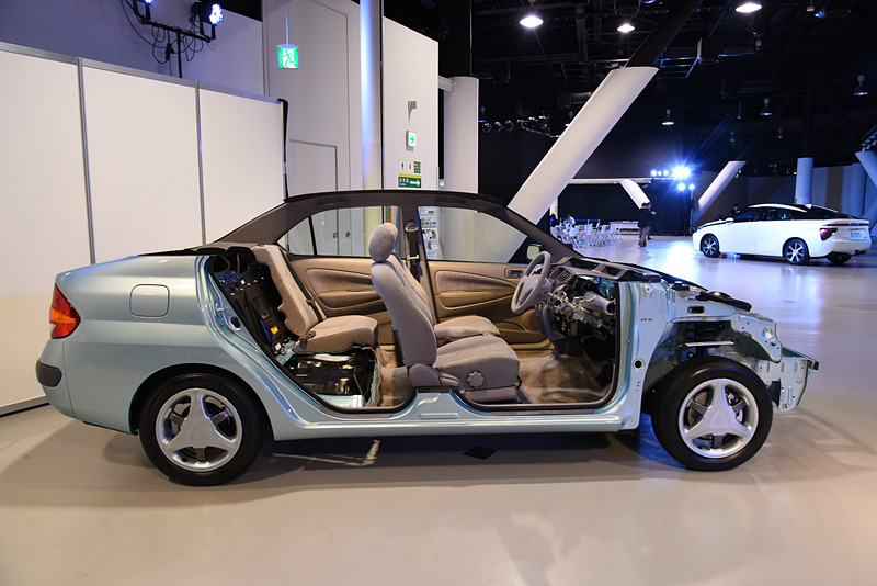 1997年12月に発売された初代プリウスのカットモデル