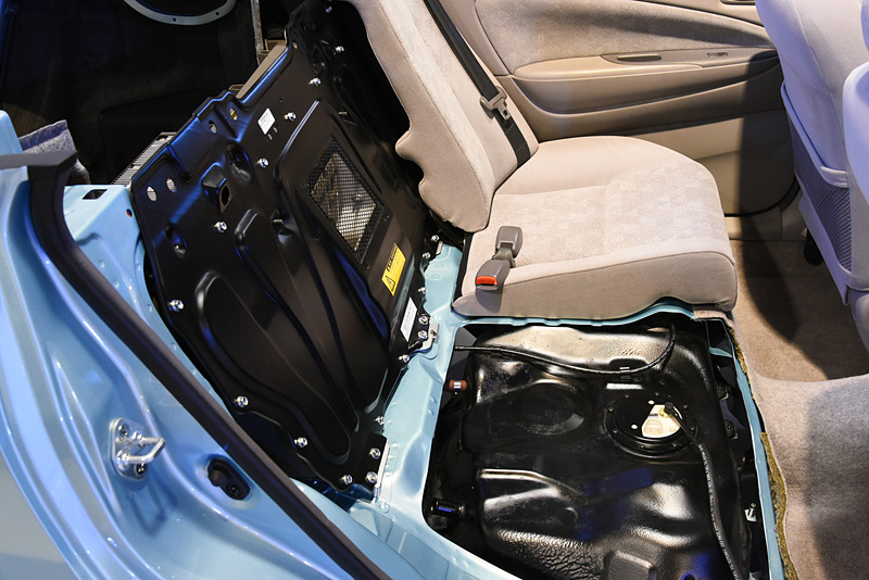 駆動用バッテリーはリアシートとトランクのあいだに縦型配置