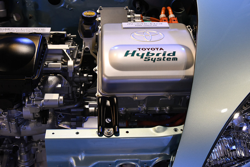 「PCU（パワーコントロールユニット）」には発電機とモーターのインバーターが収められている