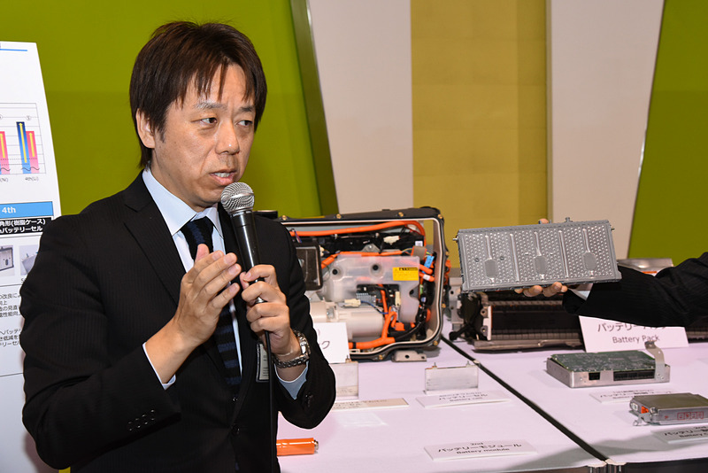 スライドを使った解説以外にも、会場では電動車両の構成部品などについて詳しく説明された