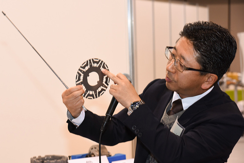 スライドを使った解説以外にも、会場では電動車両の構成部品などについて詳しく説明された