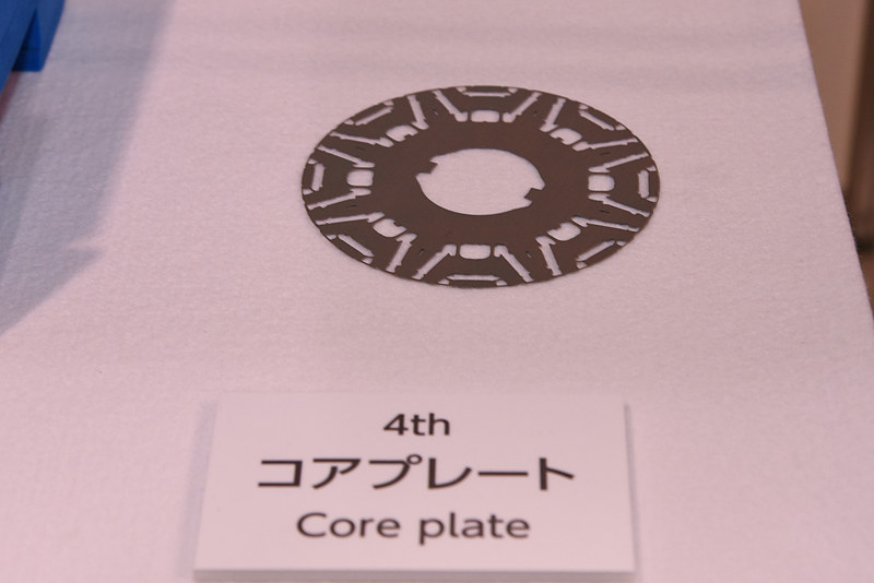 スライドを使った解説以外にも、会場では電動車両の構成部品などについて詳しく説明された