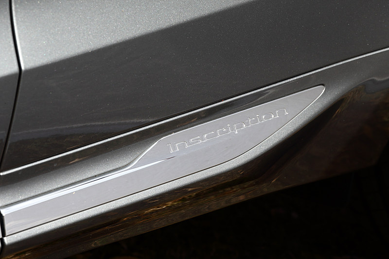 サイドステップに「Inscription」のロゴがあしらわれる