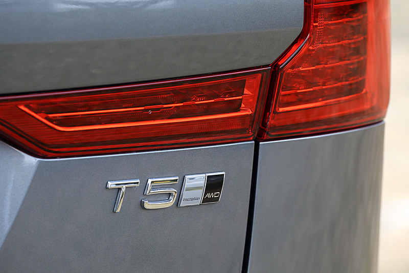 パワートレーン、グレード、駆動方式を示すバッヂ