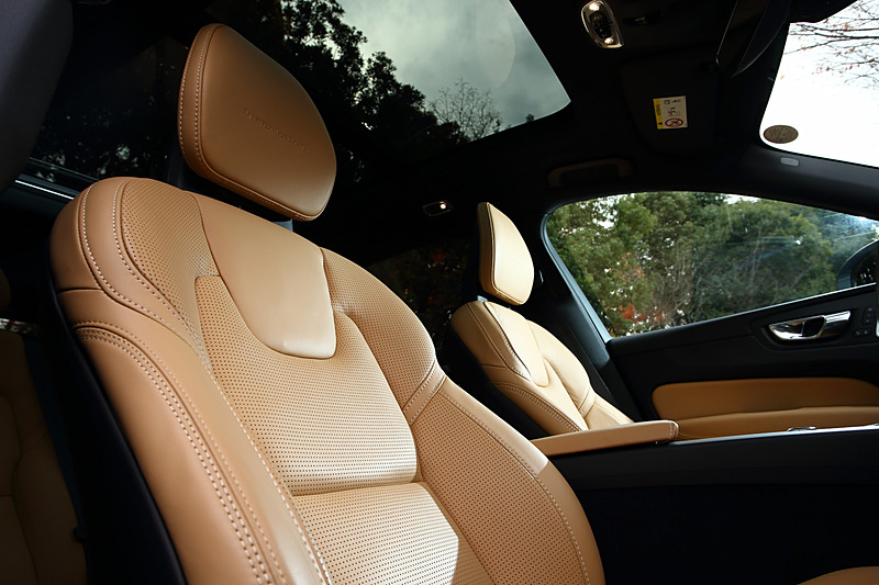 シート素材には上質なパーフォレーテッド・ファインナッパレザー（フロントシートはベンチレーション機能付き）を採用
