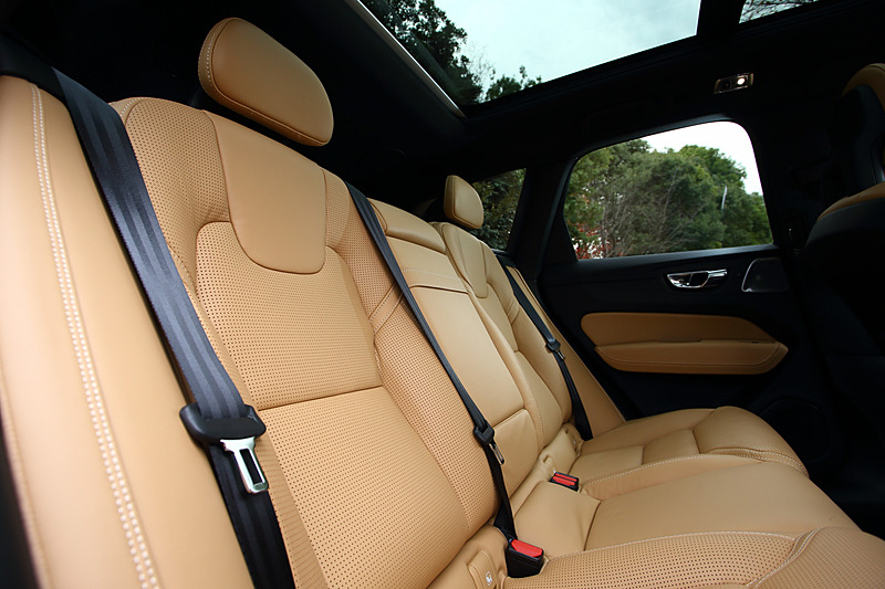 シート素材には上質なパーフォレーテッド・ファインナッパレザー（フロントシートはベンチレーション機能付き）を採用