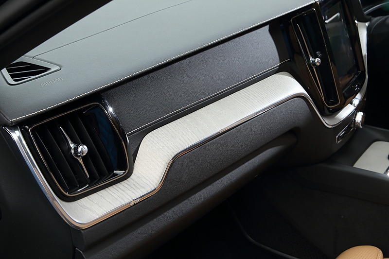 XC60のインテリアでは不必要に物理スイッチを増やさず、シンプルな佇まいのなかに上質さが感じられるデザインに仕上げられている。Inscriptionのインパネには、木目が美しい流木からデザインコンセプトを取り入れたという「ドリフト・ウッド・パネル」を採用