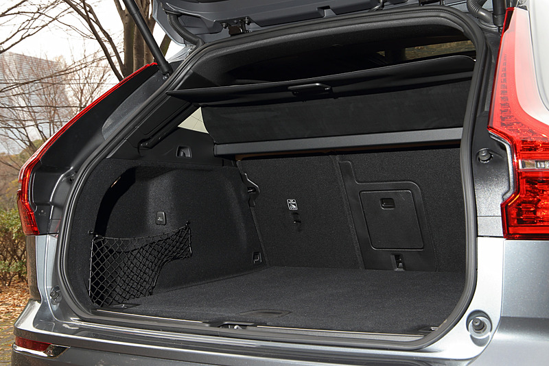6：4分割可倒式の後席を倒せば広大なスペースが出現。ラゲッジフロアと後席シートバックの間にすき間などがなく、フラットに使えるのもマル
