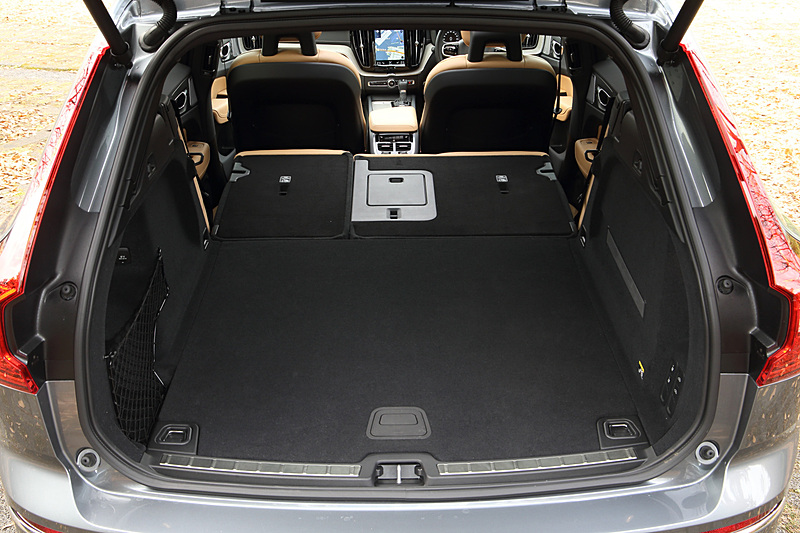 6：4分割可倒式の後席を倒せば広大なスペースが出現。ラゲッジフロアと後席シートバックの間にすき間などがなく、フラットに使えるのもマル