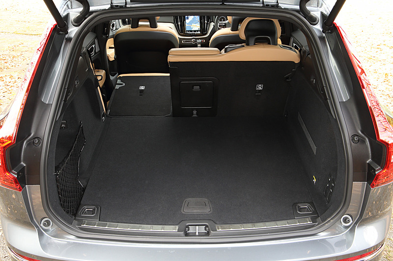 6：4分割可倒式の後席を倒せば広大なスペースが出現。ラゲッジフロアと後席シートバックの間にすき間などがなく、フラットに使えるのもマル