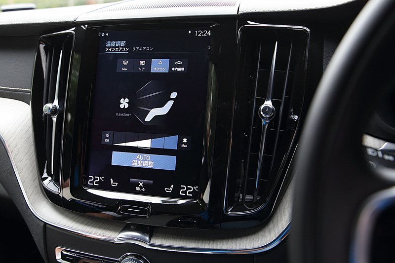 インパネ中央には、9インチの縦型センターディスプレイ（赤外線方式のタッチパネル式）を用いたインフォテイメントシステム「SENSUS（センサス）」を搭載。Apple CarPlayやGoogle Android Autoに対応するほか、画面では地図や360°ビューカメラの表示をはじめ、エアコン設定など多彩な操作が行なえる