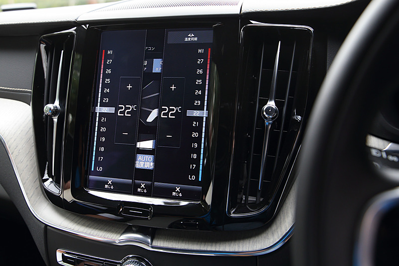 インパネ中央には、9インチの縦型センターディスプレイ（赤外線方式のタッチパネル式）を用いたインフォテイメントシステム「SENSUS（センサス）」を搭載。Apple CarPlayやGoogle Android Autoに対応するほか、画面では地図や360°ビューカメラの表示をはじめ、エアコン設定など多彩な操作が行なえる