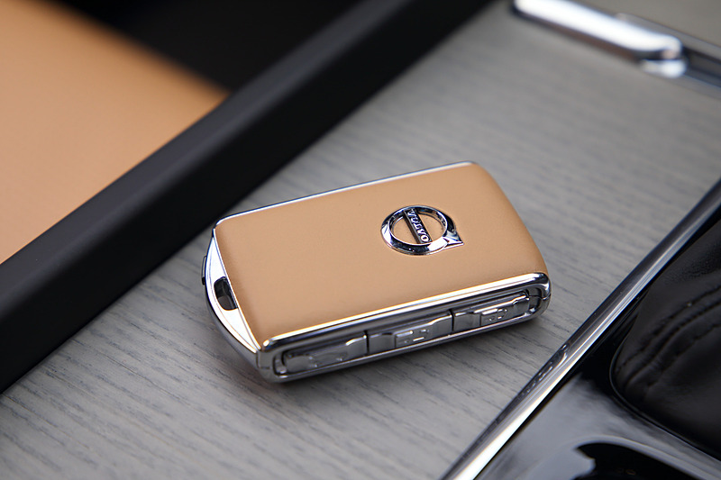 キーケースも内装色に合わせたもので、質感の高さを感じられるアイテム