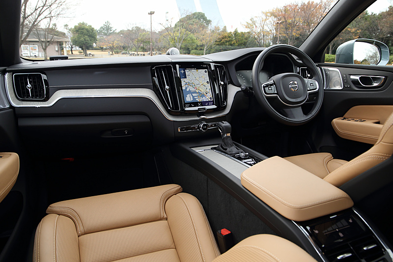 シートカラーはアンバー、インテリアカラーはチャコール/チャコール