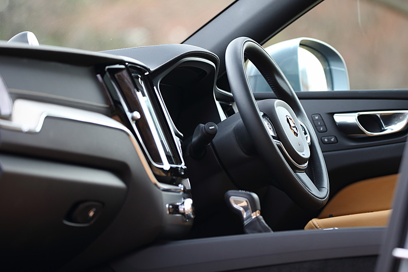 XC60のインテリアでは不必要に物理スイッチを増やさず、シンプルな佇まいのなかに上質さが感じられるデザインに仕上げられている。Inscriptionのインパネには、木目が美しい流木からデザインコンセプトを取り入れたという「ドリフト・ウッド・パネル」を採用