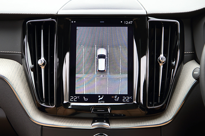 インパネ中央には、9インチの縦型センターディスプレイ（赤外線方式のタッチパネル式）を用いたインフォテイメントシステム「SENSUS（センサス）」を搭載。Apple CarPlayやGoogle Android Autoに対応するほか、画面では地図や360°ビューカメラの表示をはじめ、エアコン設定など多彩な操作が行なえる