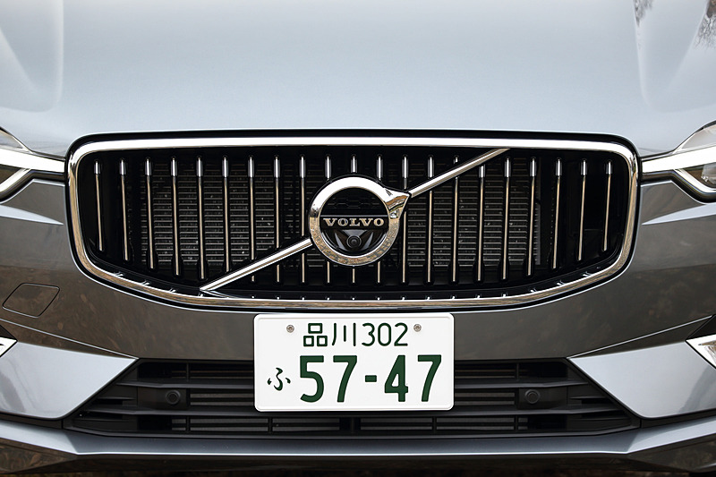 フロントまわりでは「トールハンマー」と呼ばれるLEDデイタイム・ランニング・ライトが特徴的。LEDヘッドライトを含めて全車標準装備。フロントグリルはInscription専用デザイン