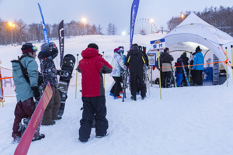 リフト終了後にも受付には多くの人が並んでいた