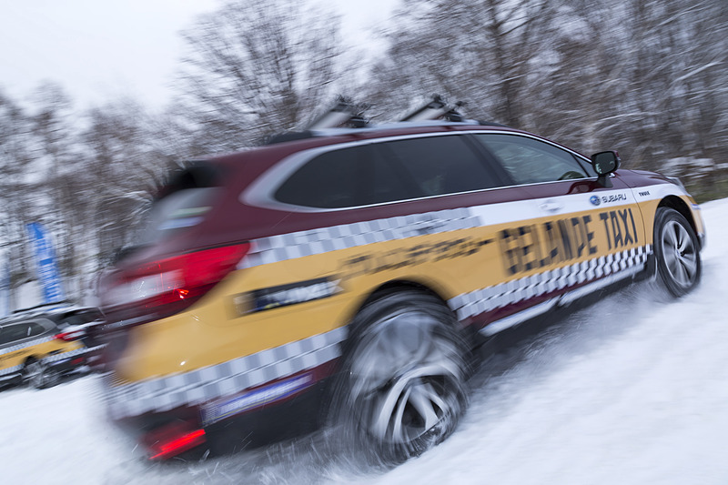 スキー場のゲレンデをスバル車が爆走する「SUBARU ゲレンデタクシー」。スバル車の走行性能を体感できる