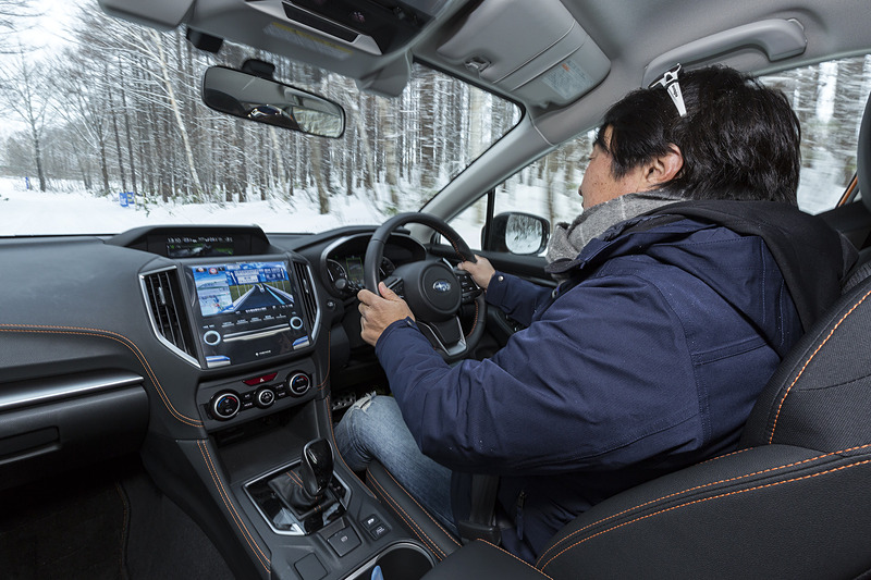 リアシートだけでなく助手席に座ることもできた。新井選手のドライビングを間近で味わえる機会はそうそうない