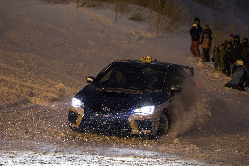 日が落ちたゲレンデを爆走する新井選手＆WRX STI