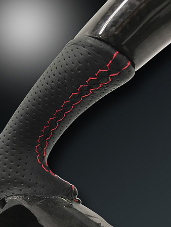 数量限定で販売されていたカーボン仕様を、レッド×ブラックのユーロステッチで復刻。グリップ径は純正より太めとなる