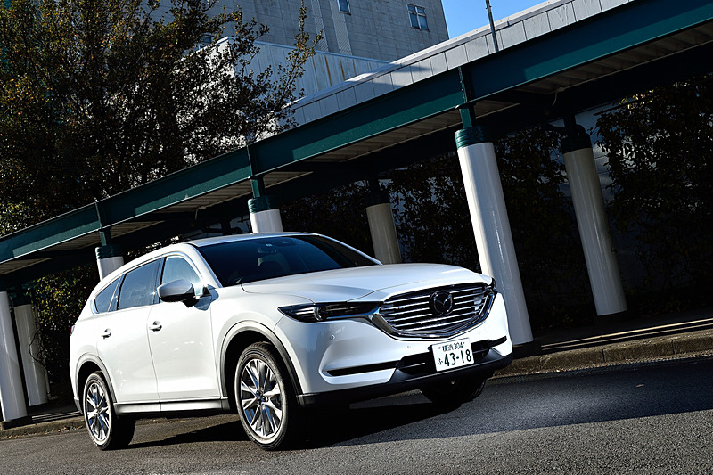12月14日に発売された3列シートの新型クロスオーバーSUV「CX-8」（スノーフレイクホワイトパールマイカ）は、12月で生産を終了する3列シートのミニバン「プレマシー」「ビアンテ」に代わる、多人数乗車モデルのマツダからの新しい提案。写真は2WDの「XD PROACTIVE」で、価格は353万7000円