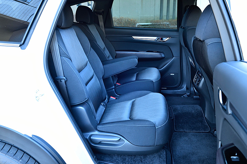 「XD PROACTIVE」のインテリア。「XD」「XD PROACTIVE」は6人乗りと7人乗りを設定し、写真は2列目がキャプテンシート仕様の6人乗り