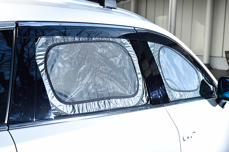 CX-8では、アウトドアで活躍する「サイドタープ」（2万4840円）、「ベッドクッション［2枚両側、ベンチシート車用］」（7万9920円）、「ウインドシェード（サイド・リア）」（4万3200円）といったさまざまなアクセサリーを用意する