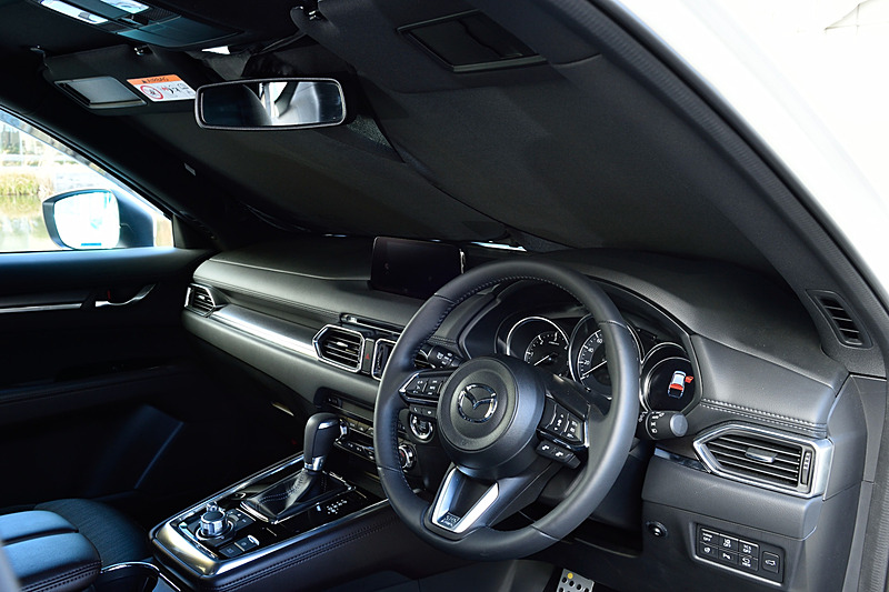 CX-8では、アウトドアで活躍する「サイドタープ」（2万4840円）、「ベッドクッション［2枚両側、ベンチシート車用］」（7万9920円）、「ウインドシェード（サイド・リア）」（4万3200円）といったさまざまなアクセサリーを用意する