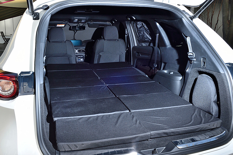 CX-8では、アウトドアで活躍する「サイドタープ」（2万4840円）、「ベッドクッション［2枚両側、ベンチシート車用］」（7万9920円）、「ウインドシェード（サイド・リア）」（4万3200円）といったさまざまなアクセサリーを用意する