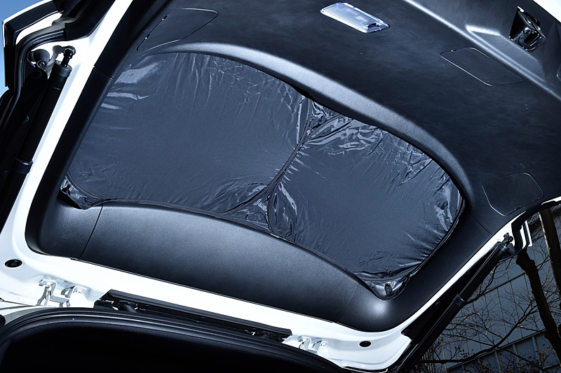 CX-8では、アウトドアで活躍する「サイドタープ」（2万4840円）、「ベッドクッション［2枚両側、ベンチシート車用］」（7万9920円）、「ウインドシェード（サイド・リア）」（4万3200円）といったさまざまなアクセサリーを用意する